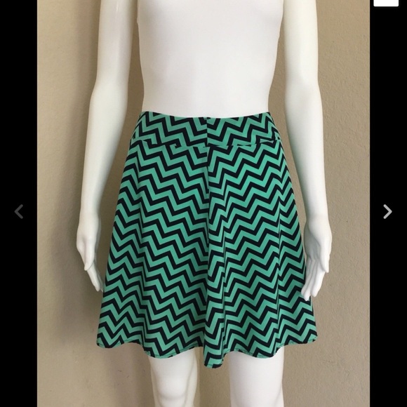Francesca’s Bird Cage Women's Skirt Sz L Chevron - Picture 1 of 5